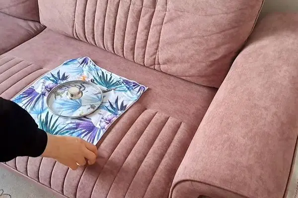 ترفند های خانه داری؛ تمیز کردن مبل با در قابلمه