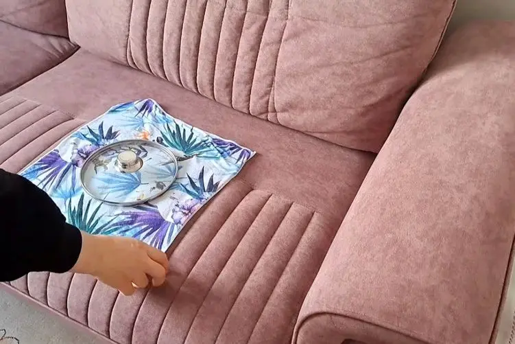 ترفند های خانه داری؛ تمیز کردن مبل با در قابلمه