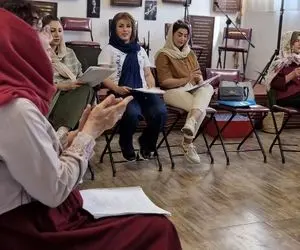 آواز گروهی؛ کلاس به آخرش رسیده بود که یهو همه بیا طبیبم بیا عزیزم خوندن