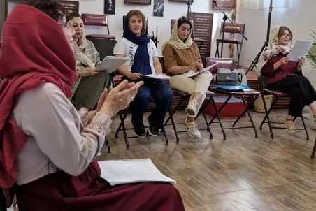 آواز گروهی؛ کلاس به آخرش رسیده بود که یهو همه بیا طبیبم بیا عزیزم خوندن