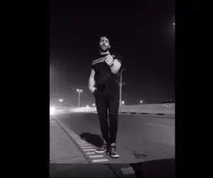 آواز خیابانی؛ ببینید این جوون کف اتوبان چه بینظیر آهنگ در این دریا شجریان رو میخونه