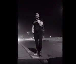 آواز خیابانی؛ ببینید این جوون کف اتوبان چه بینظیر آهنگ در این دریا شجریان رو میخونه