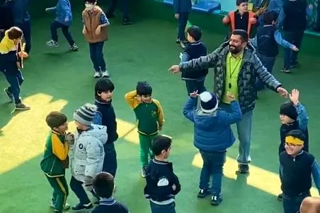 آواز شاد؛ معلم دهه هفتادی با بچهای دهه نودیش آی میرقصه ها، قبلا سنگین تر بودن دبیرا