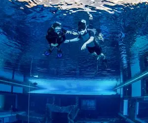 مستند کاوش؛ عمیق ترین استخر جهان تو دبی شکل یه شهر که به در و دیوارش کلی نقاشی آویزون