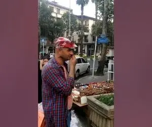 آواز خیابانی؛ ببینید این پسر دوره گرد دستمال فروش با صدای دلنشین چه محشر می خونه