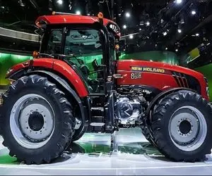 ماشین های لوکس؛ بزرگترین تراکتور سرخ جهان رو با چرخ هیولایی و از چرم گاومیش ساختن