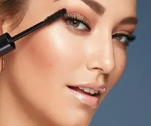 واسه یه میکاپ خفن از ریمل زدن غافل نشو؛ اینجوری مژه هاتُ عین سرنتی پیتی جذاب کن!