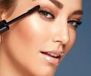 واسه یه میکاپ خفن از ریمل زدن غافل نشو؛ اینجوری مژه هاتُ عین سرنتی پیتی جذاب کن!