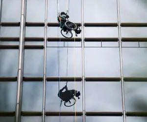 صعود یک پسر معلول از دیوار بلند شیشه ای!