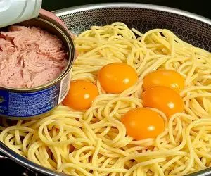 آموزش آشپزی؛ اگه ماکارونی، تخم مرغ و ماهی تن دارید این غذای خوشمزه رو درست کنید
