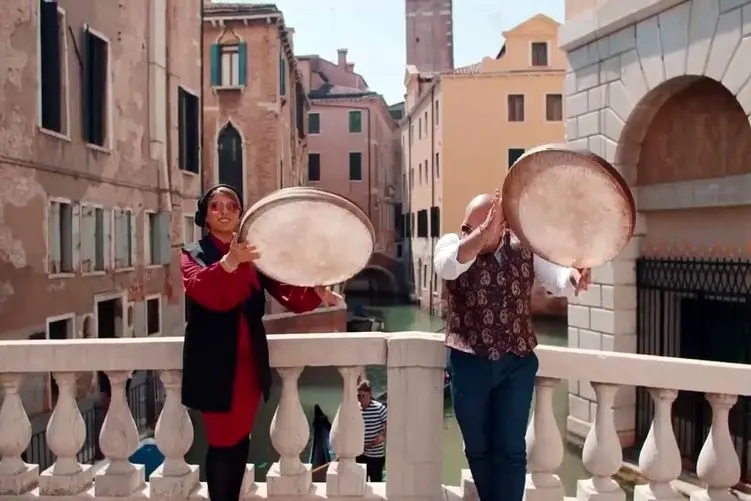 مطربی خیابانی؛ مرد و زن جذاب دف زنان کل خیابان های اروپا رو درنوردیدند