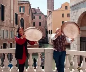 مطربی خیابانی؛ مرد و زن جذاب دف زنان کل خیابان های اروپا رو درنوردیدند