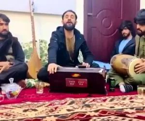 آواز محلی؛ ببینید خواننده با رقص سوسماری چه آهنگ افغانی ریتمی میخونه فقط اون کنجیه