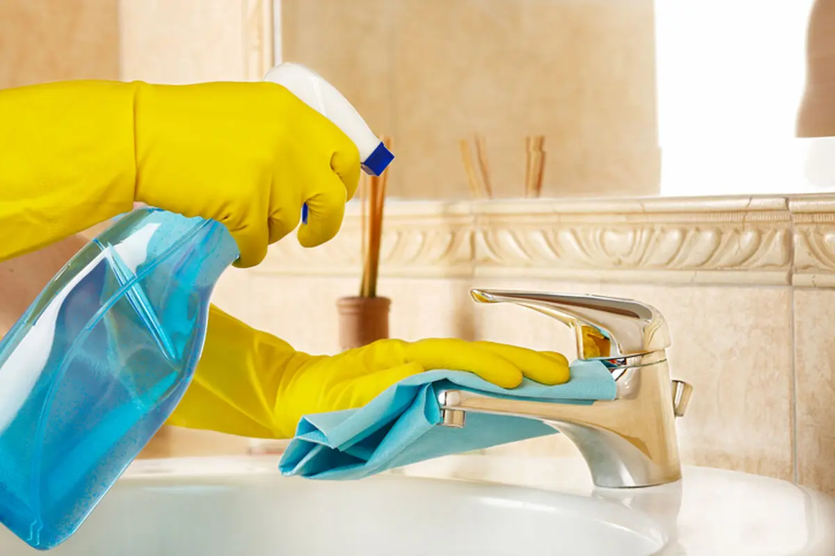 Cleaning-bathroom-sink
