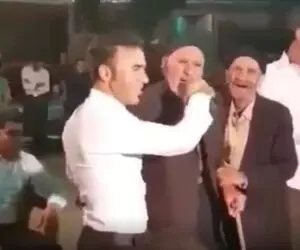آواز دیش دیش؛ پیرمرد خمیده آهنگ آمنه آمنه رو میخونه و با عصا میرقصه همه هاج واج موندن