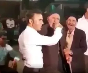 آواز دیش دیش؛ پیرمرد خمیده آهنگ آمنه آمنه رو میخونه و با عصا میرقصه همه هاج واج موندن