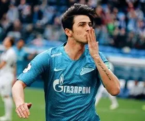 (عکس) کلاه عجیبی بر سر آزمون!