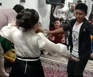 آواز شاد؛ دوتا بچه ها خواهر برادری تو مهمونی شلوغ رقصیدن احسنت به این استعدادشون