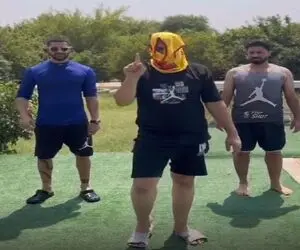 آواز شاد؛ پسرا زدن به در بیخیالی رقص زامبی آموزش میدن روده بر میشی