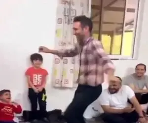 آواز شاد؛ حرکات موزون این مرد اولش همرو ترسوند فکر کردن تشنج کرده انقد اداس