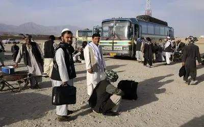 پسر افغانی روی اعصاب ملت ایران پیاده روی میکند!