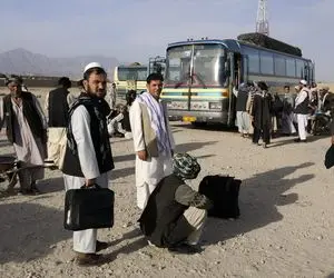 پسر افغانی روی اعصاب ملت ایران پیاده روی میکند!