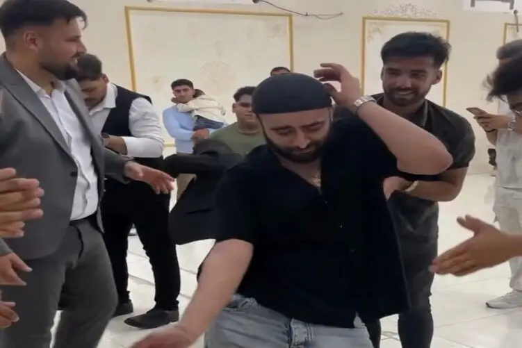 رقص بندری مردی که اول با حرکات اسلوموشن شروع میکند و بعد روی دور تند قرار میگیرد