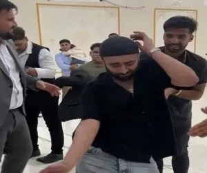 رقص بندری مردی که اول با حرکات اسلوموشن شروع میکند و بعد روی دور تند قرار میگیرد