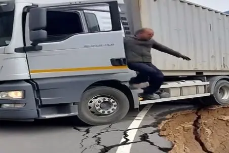 معماری طبیعت؛ راننده تریلی با این کارش گل روی عزرائیل رو بوسید