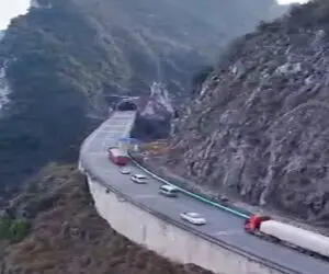 معماری خلاقانه؛ وسط کوهو شکافتن از دلش تونل زدن  ملت 1 ساعت تو تاریکی میرن تونل وحشته