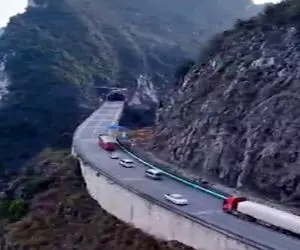 معماری خلاقانه؛ وسط کوهو شکافتن از دلش تونل زدن  ملت 1 ساعت تو تاریکی میرن تونل وحشته