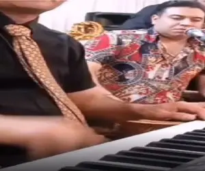 آواز احساسی؛ خواننده اشک ریزون آهنگ هرکس به طریقی دل ما میشکند رو خوند