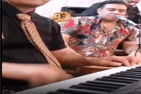 آواز احساسی؛ خواننده اشک ریزون آهنگ هرکس به طریقی دل ما میشکند رو خوند