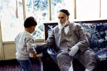 سفر به ایام قدیم سال 1360؛ امام خمینی (ره) در کنار نوه و عروسشان