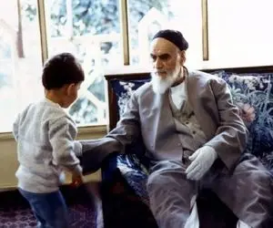 سفر به ایام قدیم سال 1360؛ امام خمینی (ره) در کنار نوه و عروسشان