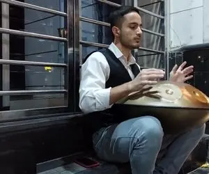 آواز خیابانی؛ ببینید این جوون عاشق چه هنگ درامی میزنه واقعا روحت میره تو اغماء