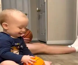 سوتی خندان؛ نتیجه تقلید توپ چرخونی رو انگشت فینگیل بچه از بابای دراز نازش غش آوره