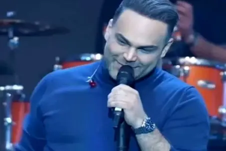 آواز رفراندومی؛ سیامک عباسی تو کنسرت از دختر خواستگاری میکنه نعیمه نظام دوست خشکش زد