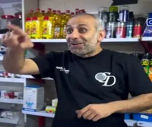 آواز شاد؛ فروشنده چون مشتری ازش زیاد خرید کرد براش چنان آهنگی خوند که حسودیت میشه