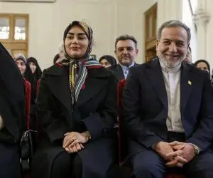 سید عباس عراقچی در چایخانه حرم امام رضا در حال چایی ریختن