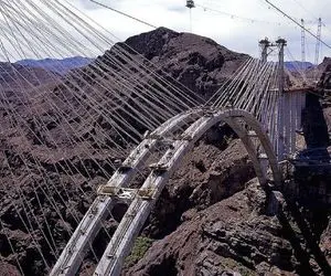 جاده هیجان انگیز؛ برا اتصال دوتا کوه صعب العبور رو ارتفاع 8000 پایی پل منحنی معلق زدن