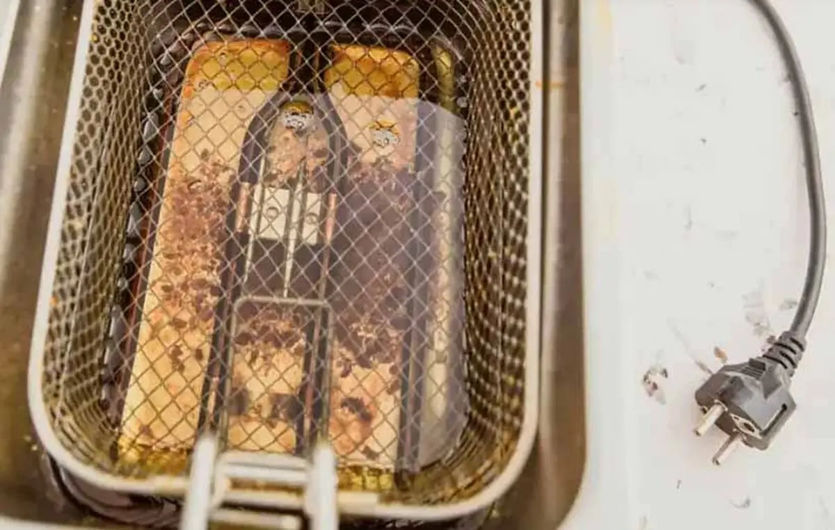 Cleaning-the-fryer-02