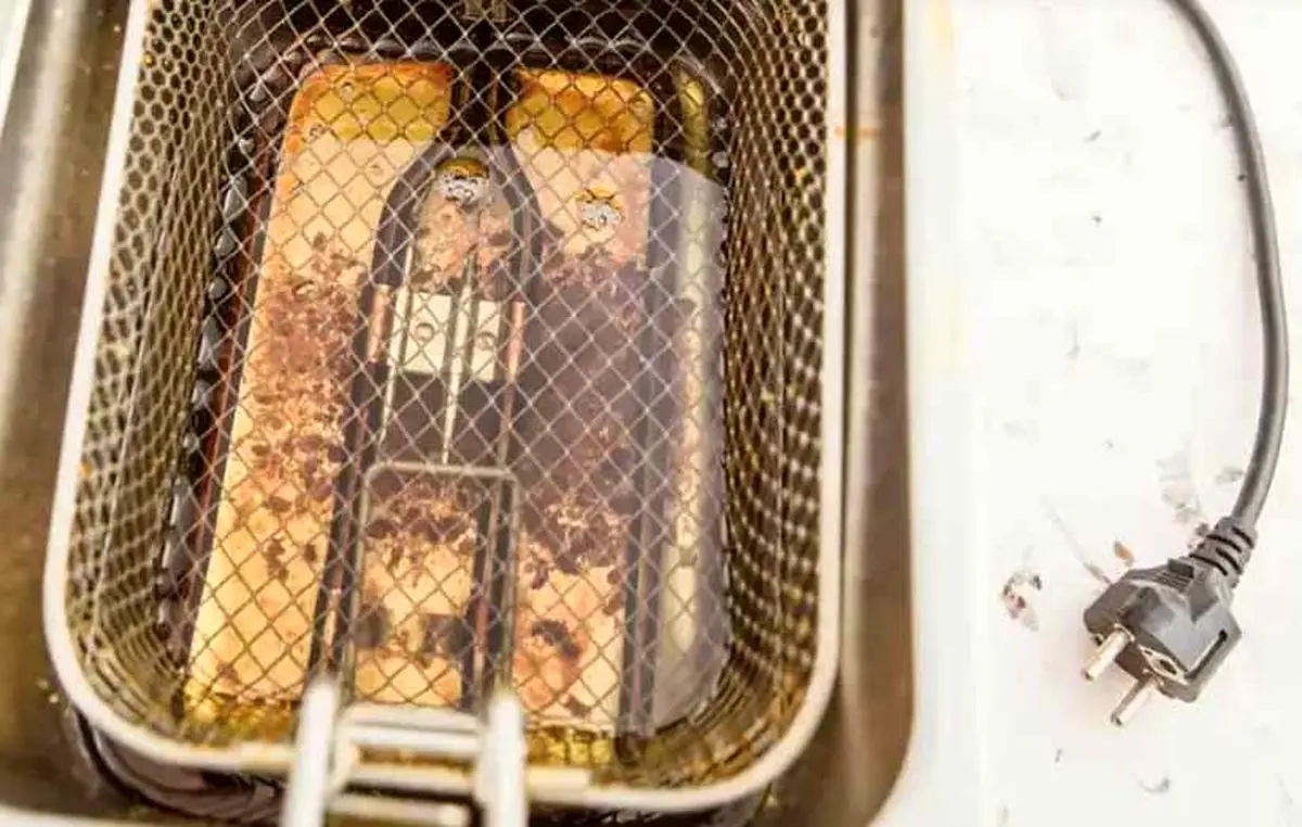 Cleaning-the-fryer-02