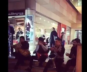 آواز خیابانی؛ ببینید این بند چه شاد آهنگ بندری امشو شوشه لیپک لیلی لونه رو میزنن