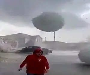 معماری طبیعت؛ آسمون قاط زده تگرگ میباره قد تایر تریلی ملت زیرش له و په میشن