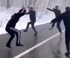 آواز محلی؛ پسرا وسط جاده برفی پرانرژی و شلخته ریختن وسط با آهنگ شمالی پایکوبی کردن