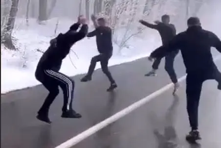 آواز محلی؛ پسرا وسط جاده برفی پرانرژی و شلخته ریختن وسط با آهنگ شمالی پایکوبی کردن