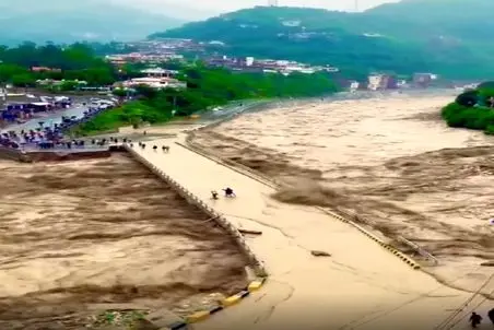 معماری طبیعت؛ سیلاب شده 200 نفر آدم اونور پل جرئت ندارن رد بشن