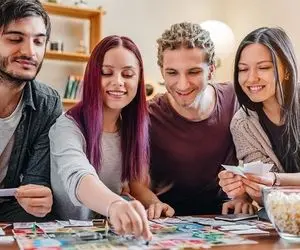 تو عید 1402 دنبال برنامه های خفنی؛ این بازی های دورهمی رو انجام بده تا خنده رو بغل کنی!