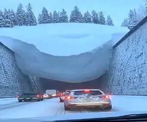 معماری طبیعت؛ توده برف بالای تونل راننده ها رو به سلام علیک با عزرائیل کشوند